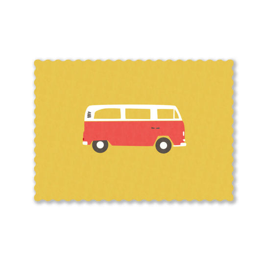 Illustration einer roten Retro-Camper_postkarte im minimalistischen Design auf gelbem Hintergund. Symbol für Roadtrip, Vanlife und Abenteuer. 