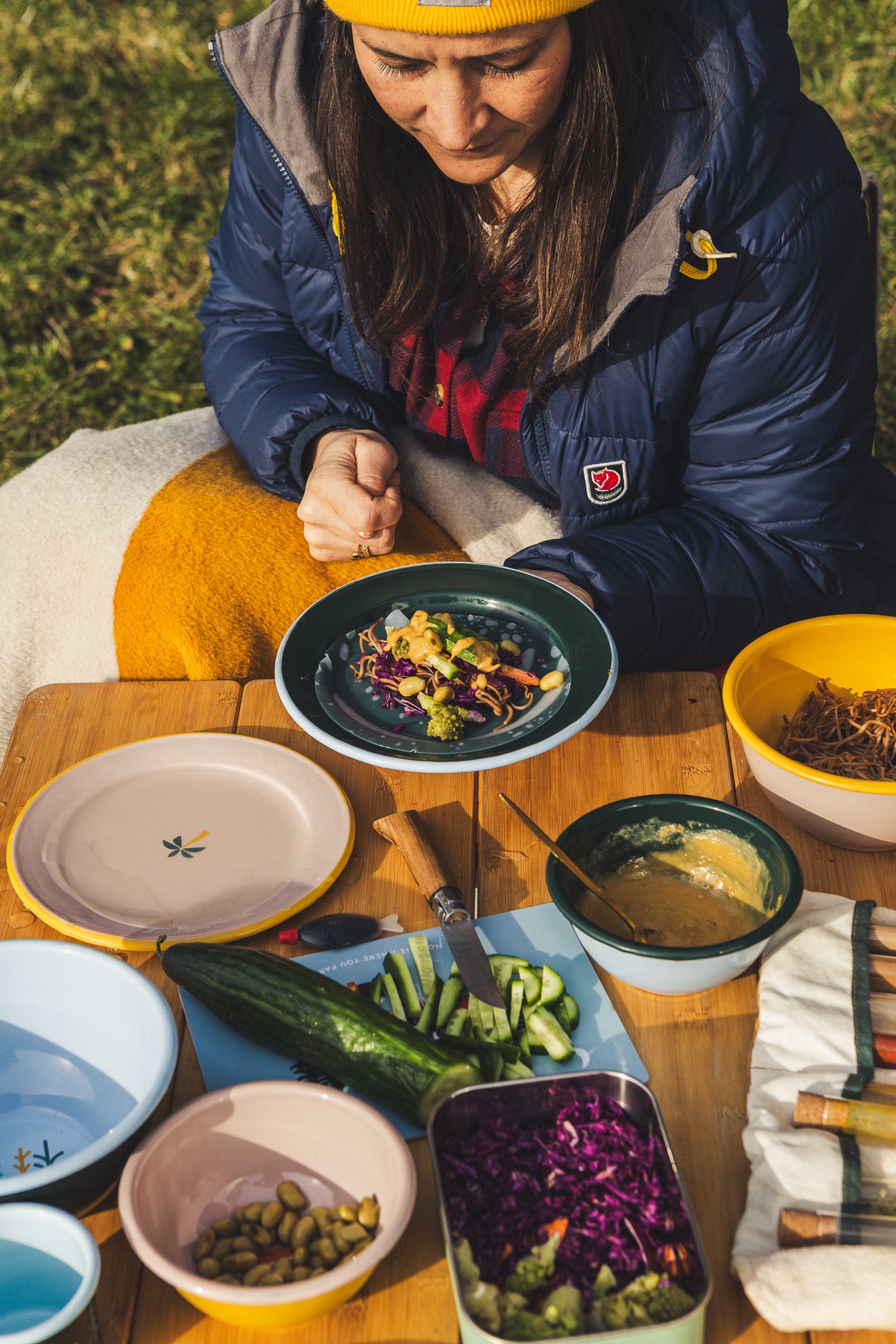 Campern beim Picknick vor ihrem Wohnmobil mit hübschem Emaille Geschirr von Roadtyping