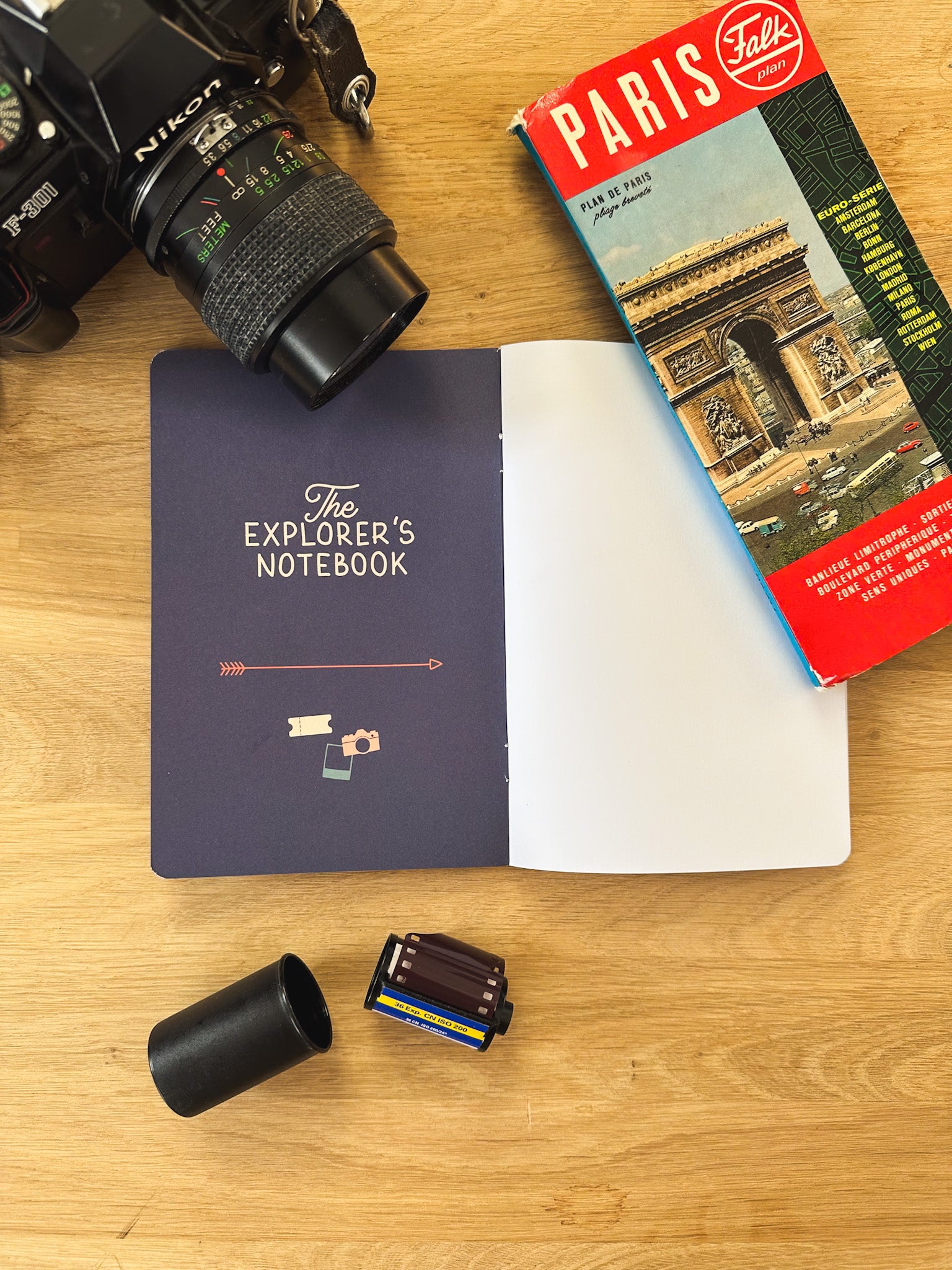 Reisetagebuch The Explorers Notebook Band 4 Stadtbummel Erste Seite mit alter Kamera daneben und Illustrationen  und einem Stadtplan von Paris