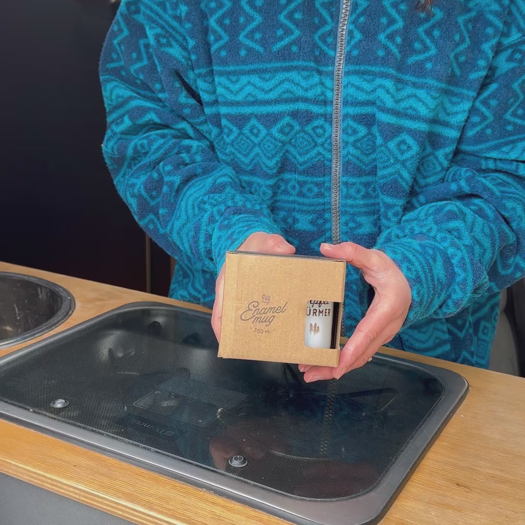Emailletasse "Gipfelstürmer" weiß mit Bergsportmotiven von Roadtyping 