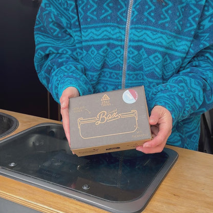 Lunchbox von Roadtyping Jasper in Türkis und rostrot
