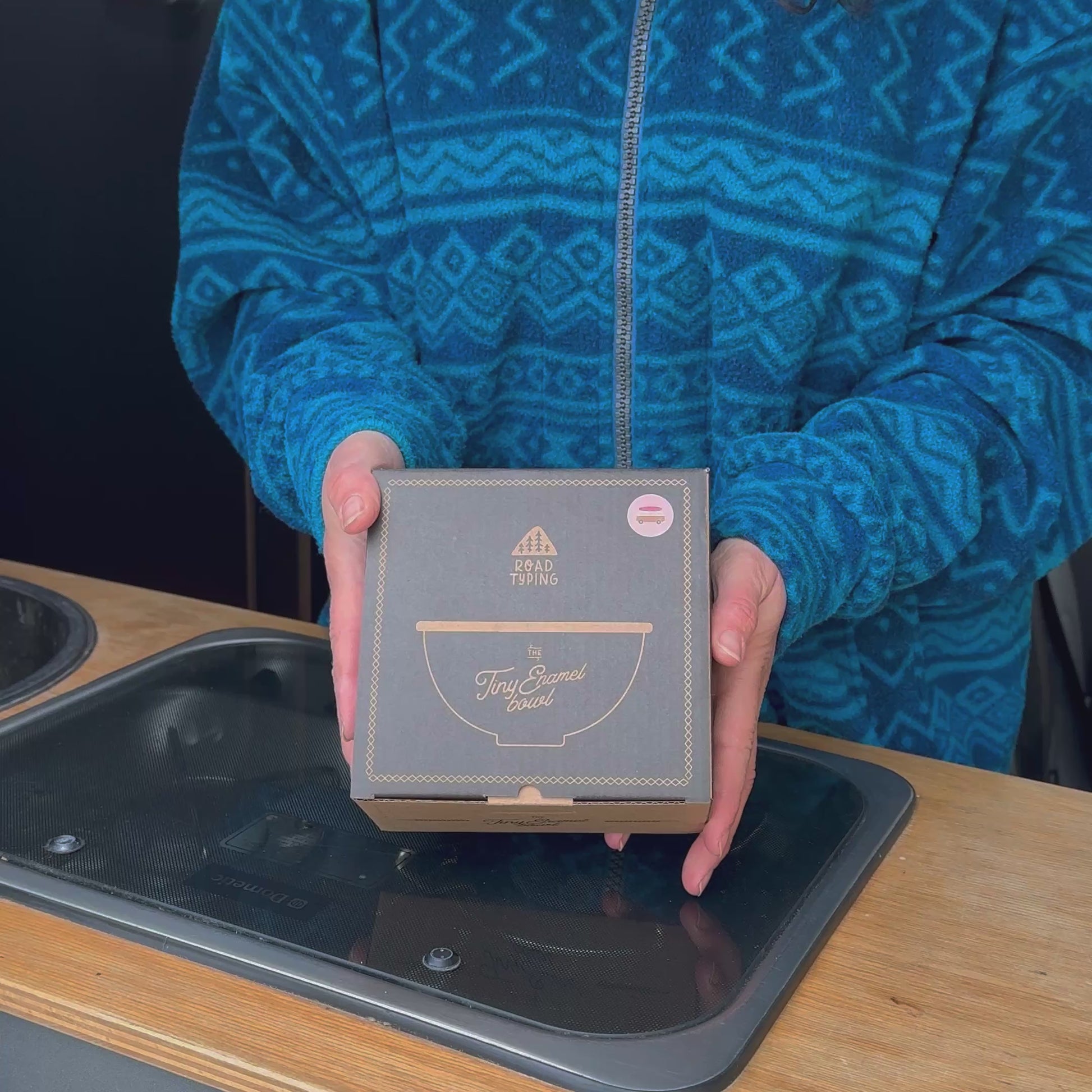 Kleine Emailleschüssel von Roadtyping in rosa mit gelb 
